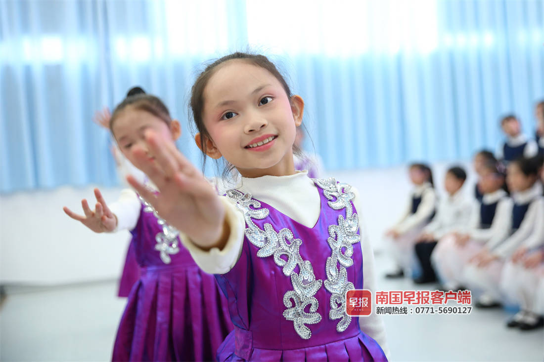 “下雪”、发红包、与“顶流”合照……南宁各校花式开启新学期