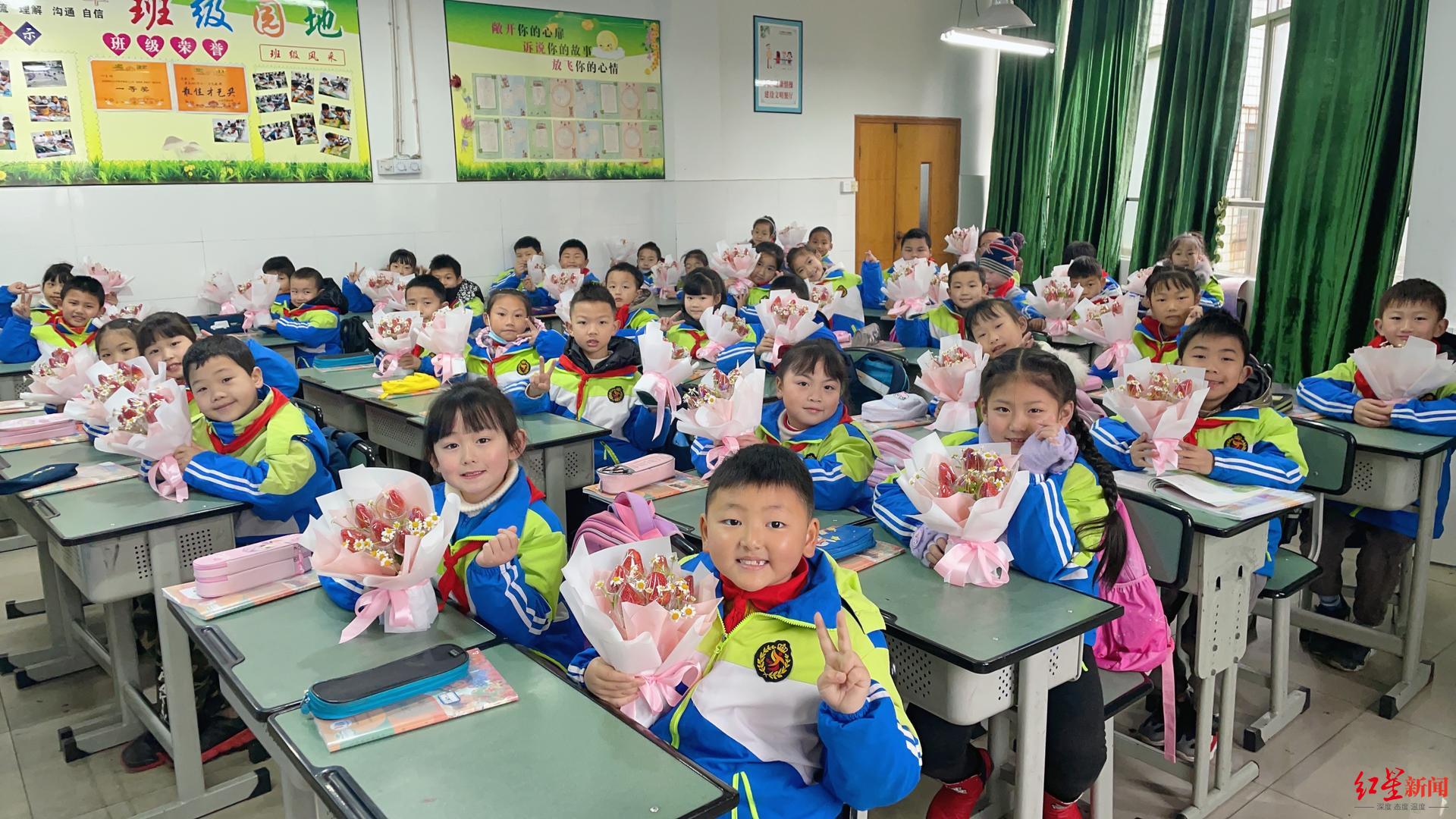 寓意“莓”烦恼！小学老师自费1200元送全班学生草莓花束，已送了3年开学礼物