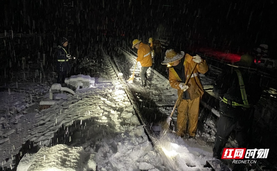 铁轨积雪最厚达16厘米 铁路人硬核坚守彻夜除冰雪