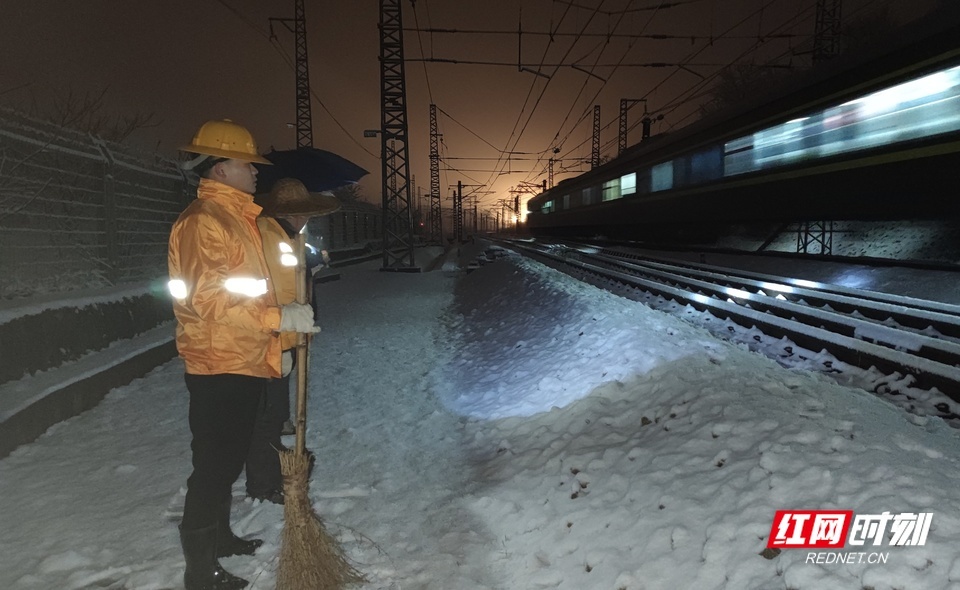 铁轨积雪最厚达16厘米 铁路人硬核坚守彻夜除冰雪