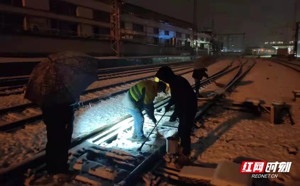 铁轨积雪最厚达16厘米 铁路人硬核坚守彻夜除冰雪