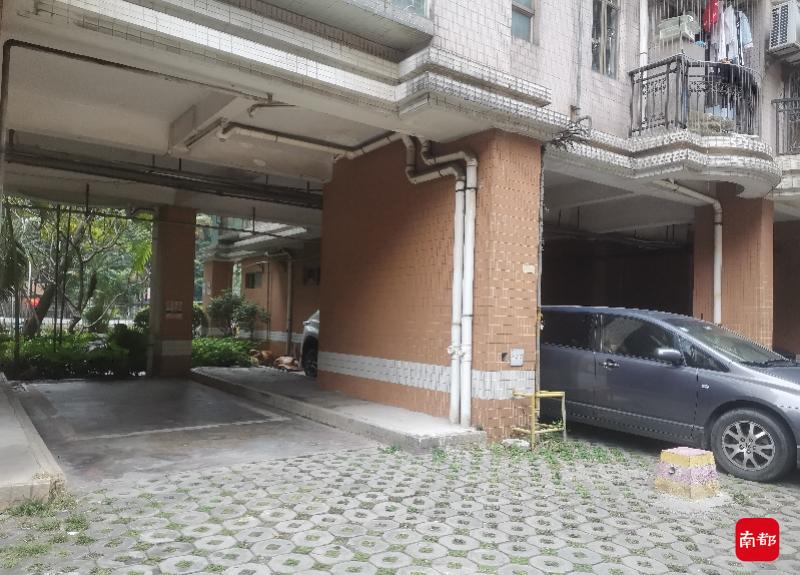 自建成以来,架空层产权默认为开发商所有,用作车位按月租赁给业主