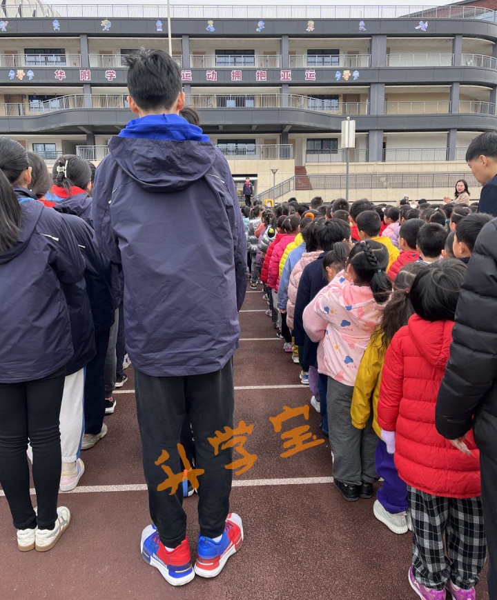 小学生篮球比赛身高多少(班里小学生不是1米9，就是1米8，杭州班主任：我也想长高！家长：有三个秘诀)