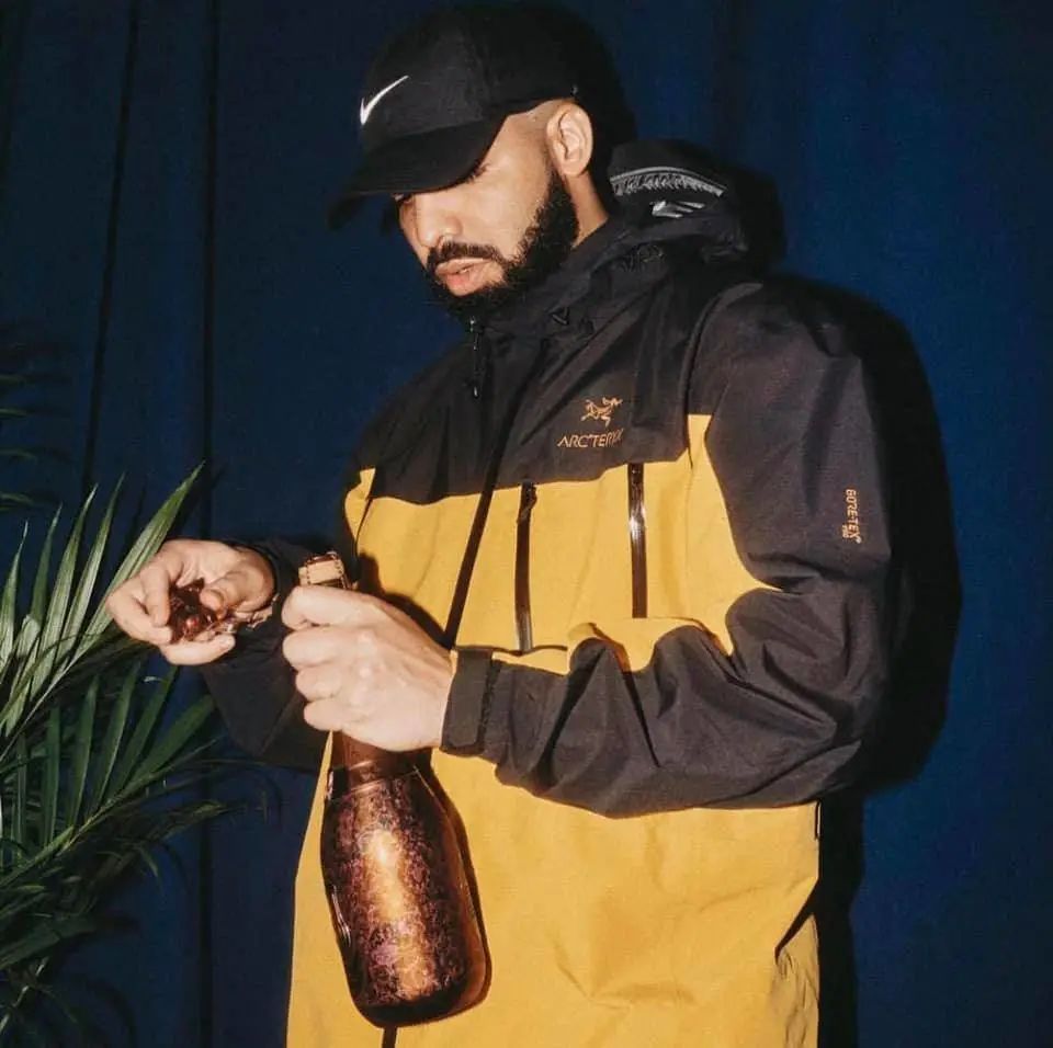 travis scott随后更有 travis scott,drake 等顶流纷纷加入带货行列