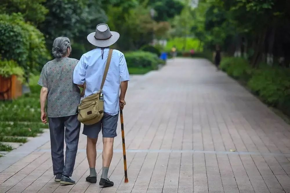 户外运动有讲究，老人早春首选散步骑行