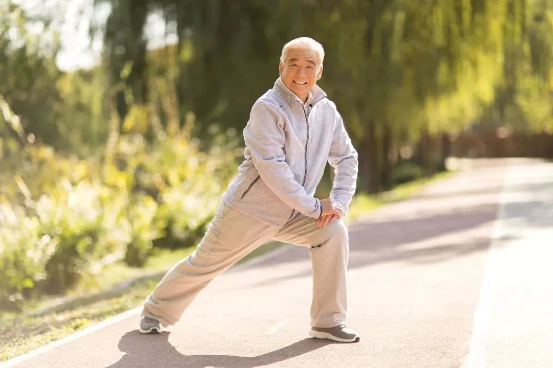 戶外運(yùn)動(dòng)有講究，老人早春首選散步騎行