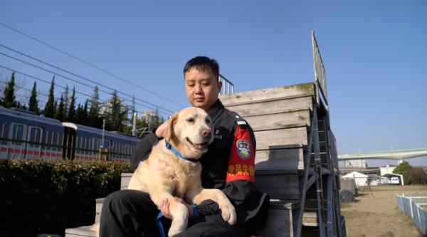 网红警犬“生米”退役了，带它10年的训导员说：“养你一辈子”