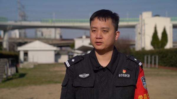 网红警犬“生米”退役了，带它10年的训导员说：“养你一辈子”