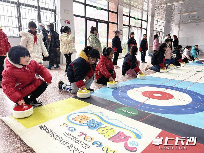 岳麓区潭州实验小学冰壶课、轮滑课成“标配”(图1)