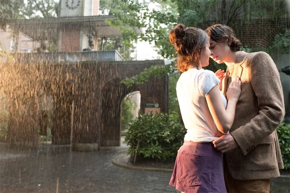 《纽约的一个雨天》：难得爱情故事里没有焦虑