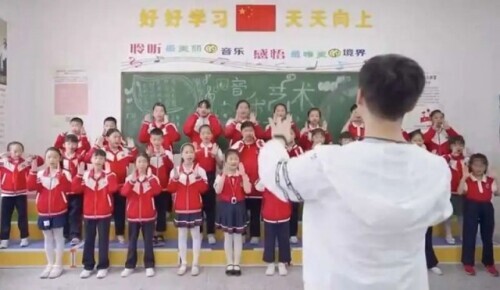 为什么要唱校歌（一个学生在学校唱的一首歌）