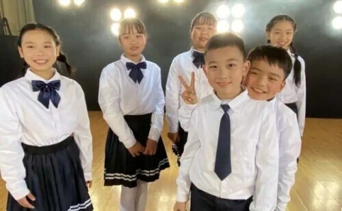 为什么要唱校歌（一个学生在学校唱的一首歌）