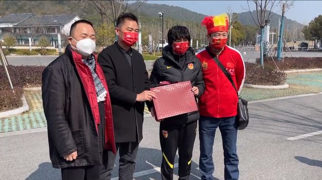 临行前获赠宋锦国旗和服饰(临行前被欢送并获赠宋锦国旗 中国女足离开苏州前往上海)