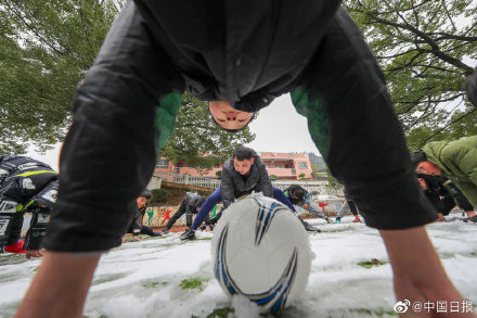 各种踢球图片大全(不惧严寒，贵州足球少年雪地撒欢练球技)