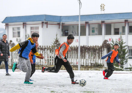 各种踢球图片大全(不惧严寒，贵州足球少年雪地撒欢练球技)