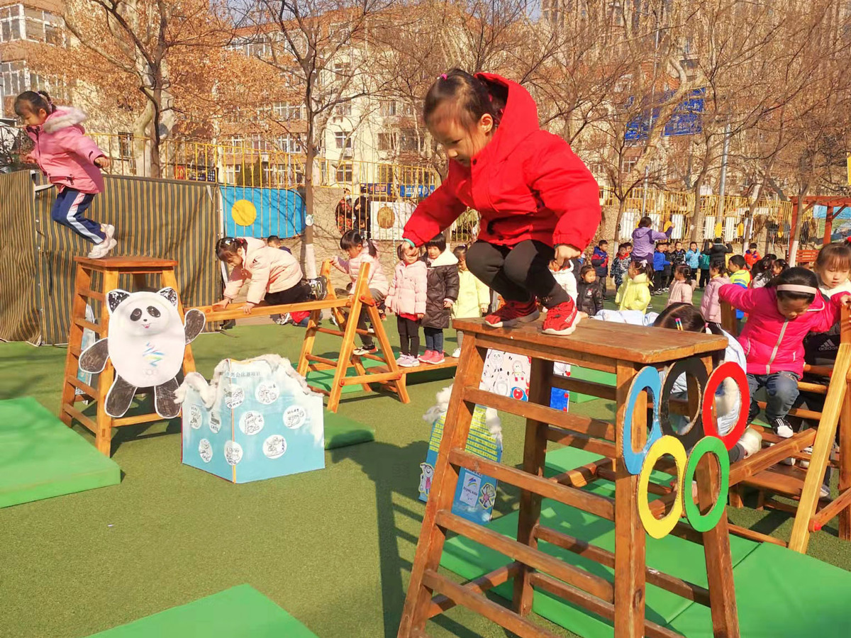 参加奥运会观众提前多久进场(山东青岛：幼儿园举办“小小冬奥会”娃娃选手感受冰雪乐趣)