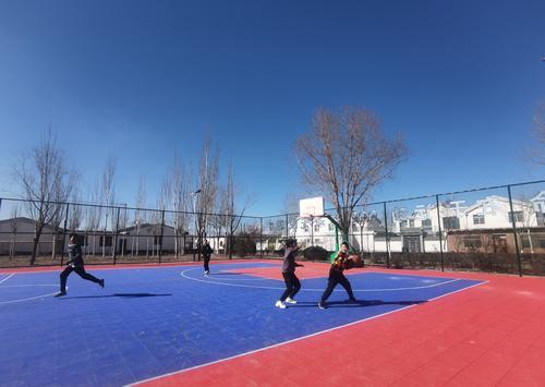 标准化篮球场需多大面积（村头有了标准化篮球场）-趣拿体育
