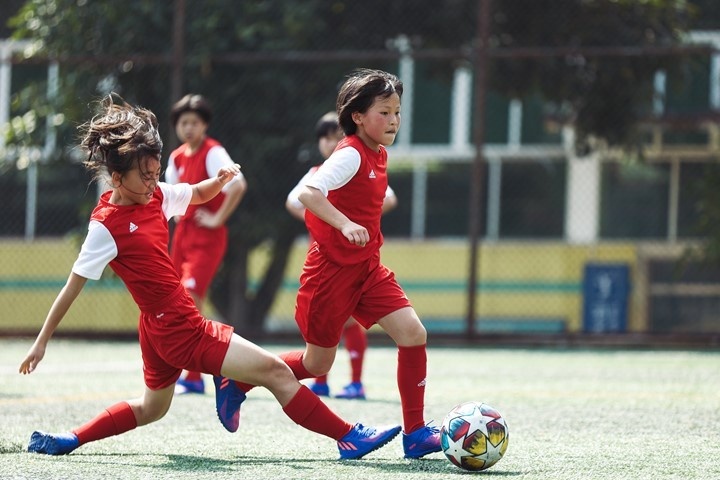 新锐足球队(锋芒破势，打破不可能！阿迪助力元宝小学女子足球队走出大山)