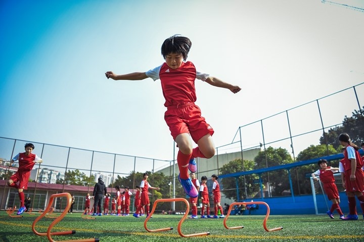 新锐足球队(锋芒破势，打破不可能！阿迪助力元宝小学女子足球队走出大山)