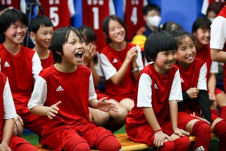 新锐足球队(锋芒破势，打破不可能！阿迪助力元宝小学女子足球队走出大山)