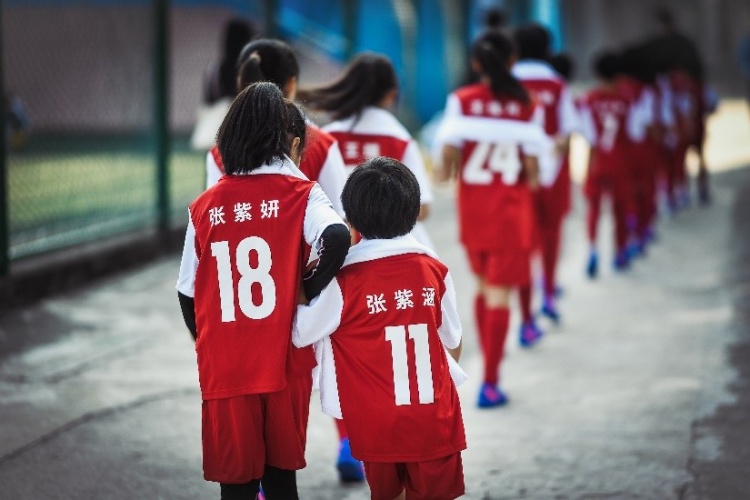 新锐足球队(锋芒破势，打破不可能！阿迪助力元宝小学女子足球队走出大山)