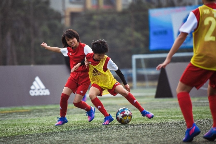 新锐足球队(锋芒破势，打破不可能！阿迪助力元宝小学女子足球队走出大山)