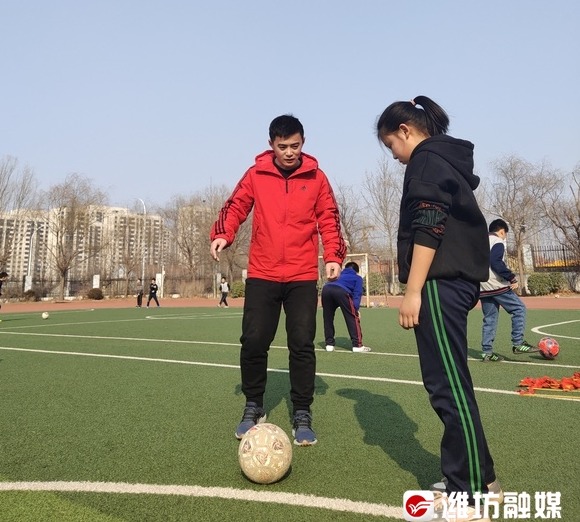 世界杯女主持人陈雨涵(小学女足教练：播种足球梦想 他们是孩子们心中的“启明灯”)