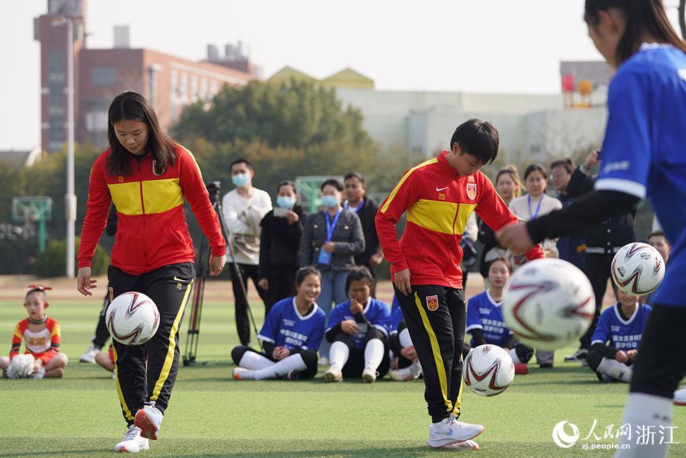 中国女足到访杭州(女足亚洲杯冠军奖杯亮相杭州 点亮校园女孩足球梦)