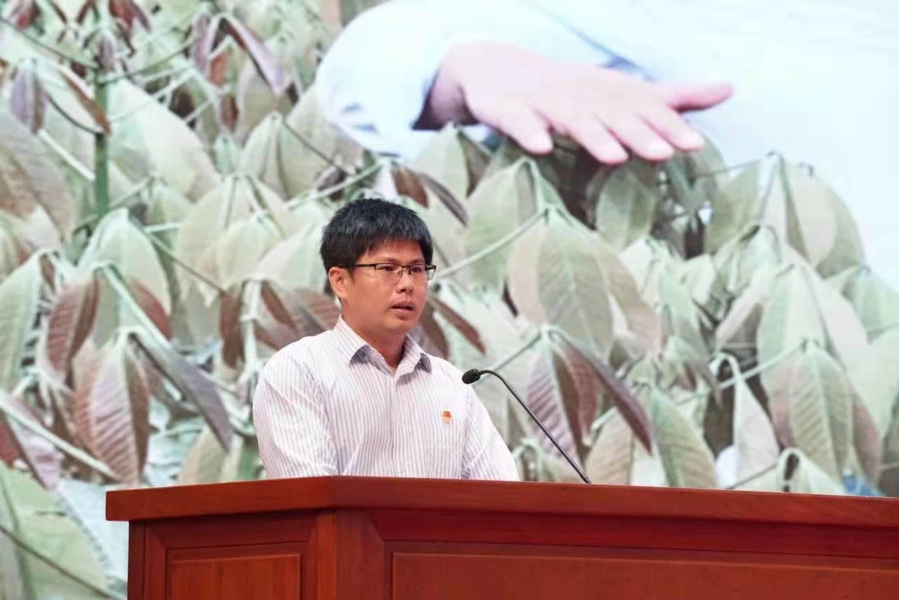 橡胶林里的“英雄”：甘学德向左，“中国阿甘”向右