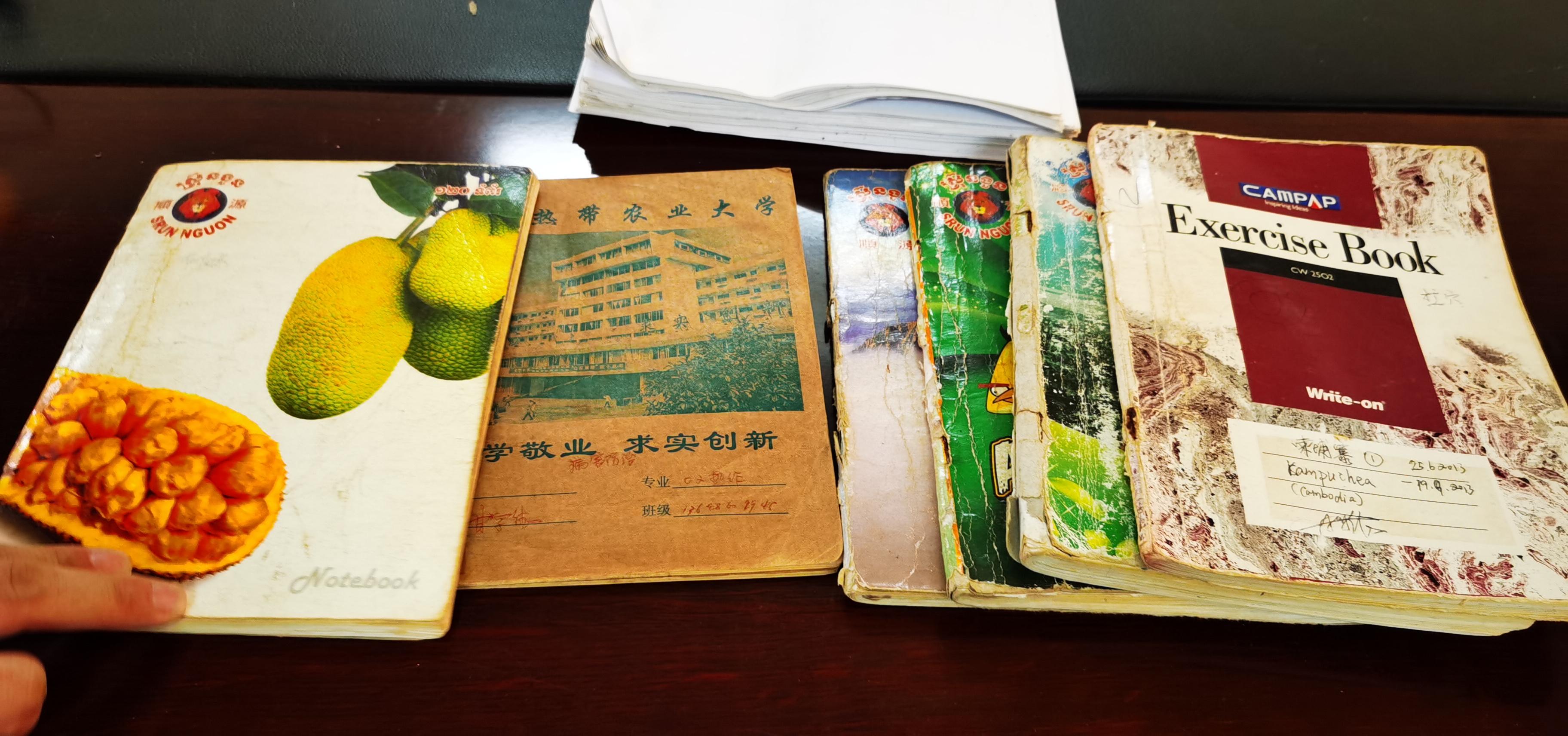 橡胶林里的“英雄”：甘学德向左，“中国阿甘”向右