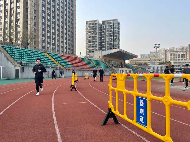记者帮 | 潮王路上的杭州拱墅区体育场里多了60个隔离栏，杭州跑友纷纷点赞：太贴心了