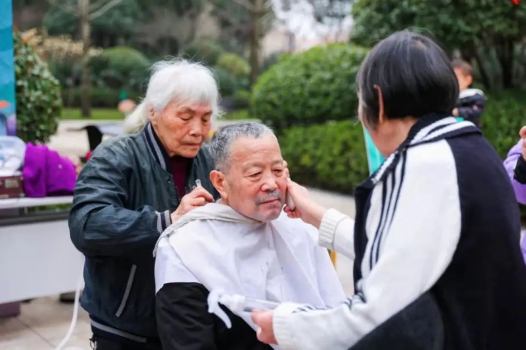 最浪漫的好事！杭州8旬老人30年如一日坚持公益理发，一起从容变老