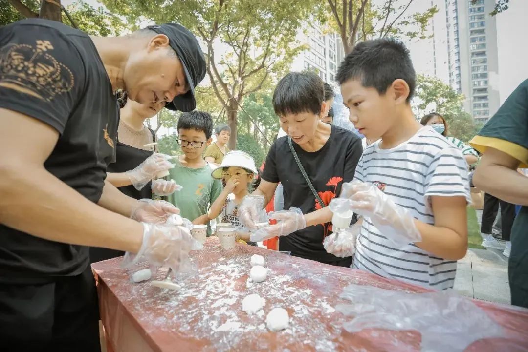 最浪漫的好事！杭州8旬老人30年如一日坚持公益理发，一起从容变老