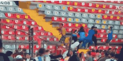 惨烈！墨西哥联赛爆发大骚乱：球迷混战，至少22人受伤