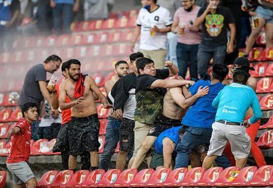 惨烈！墨西哥联赛爆发大骚乱：球迷混战，至少22人受伤