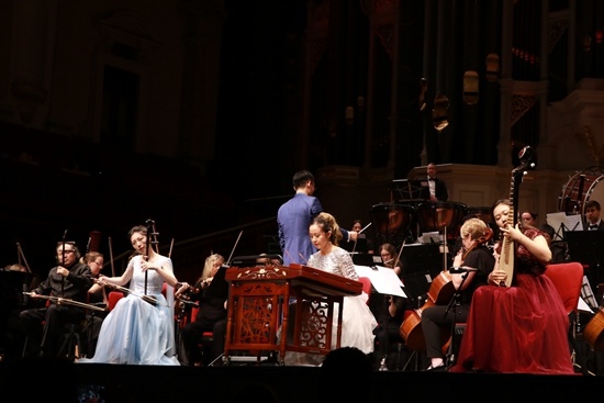 它在悉尼市政厅“中国和西方”交响乐团音乐会上演