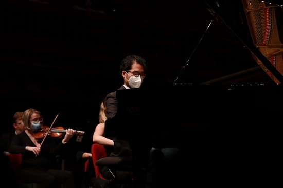 它在悉尼市政厅“中国和西方”交响乐团音乐会上演