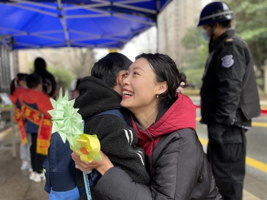 今天，杭州幼儿园的孩子们给妈妈过节 这些礼物是不是超实用