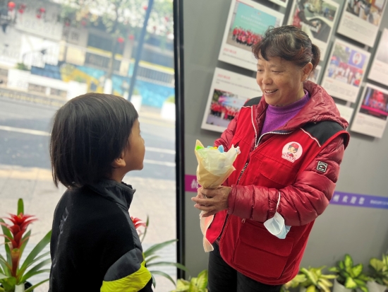 今天，杭州幼儿园的孩子们给妈妈过节 这些礼物是不是超实用