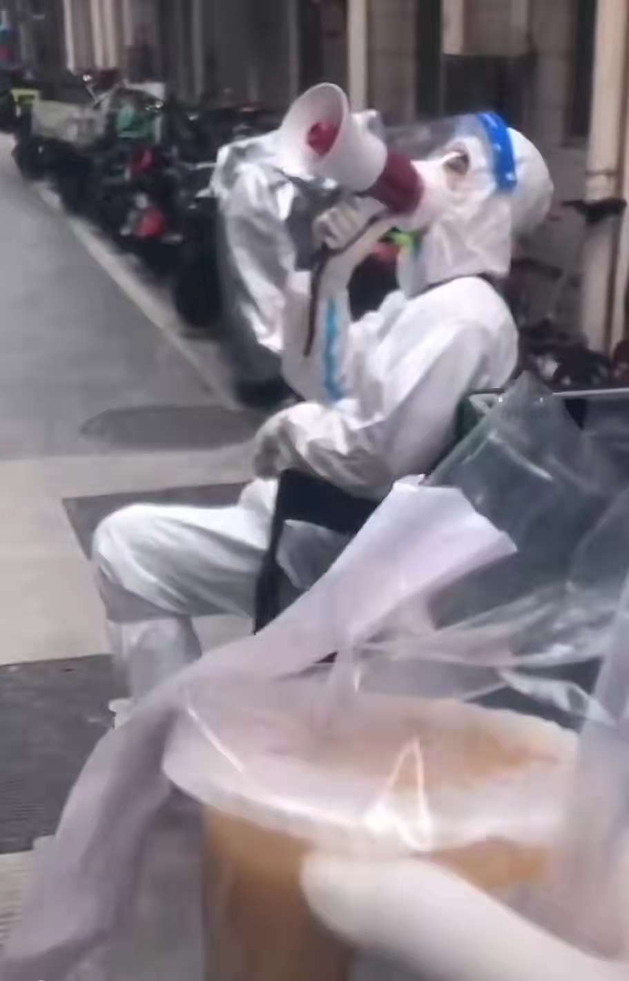 “都知道505点了奶茶”，大白用喇叭喊住户拿奶茶又萌又暖