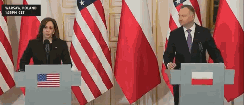 当被问及美国如何安排乌克兰难民时，哈里斯副总统又开始大笑起来。