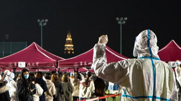 “有战斗的话，一定会回来的。”上海松江大学城的一部分大学被关闭，华政退役士兵穿着防护服。