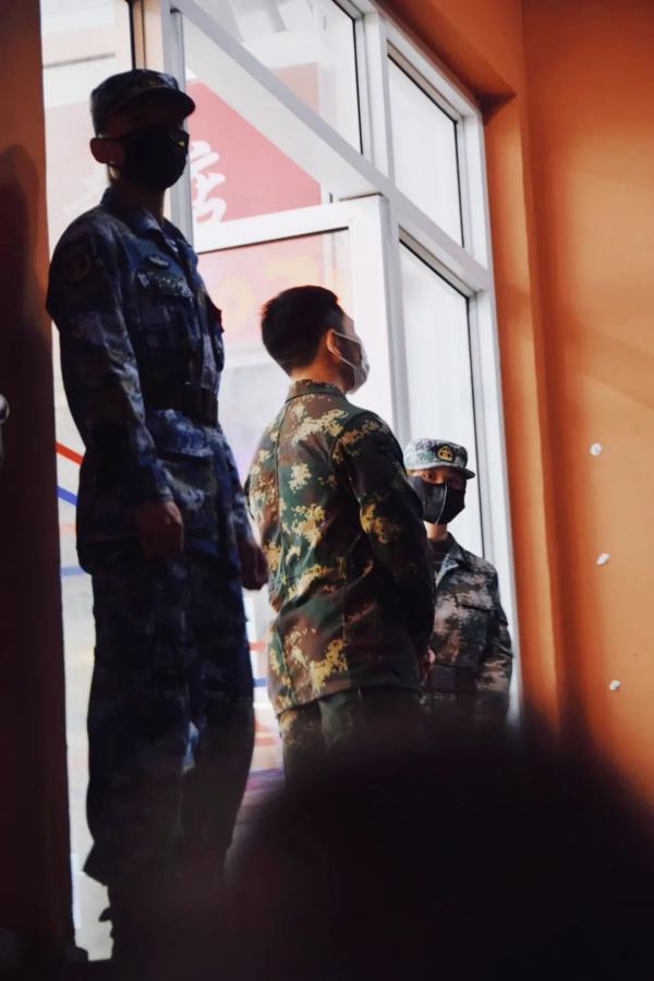 “有战斗的话，一定会回来的。”上海松江大学城的一部分大学被关闭，华政退役士兵穿着防护服。