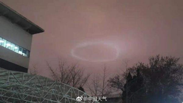 北京天空现不明光环？别猜了，鸟巢灯光打到云上了