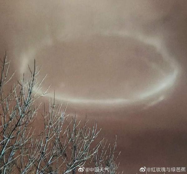 北京天空现不明光环？别猜了，鸟巢灯光打到云上了