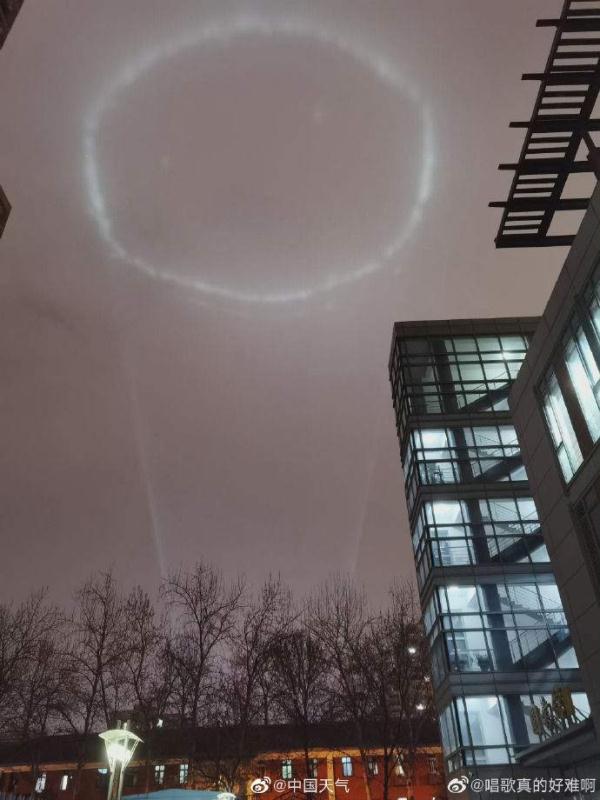 北京天空现不明光环？别猜了，鸟巢灯光打到云上了