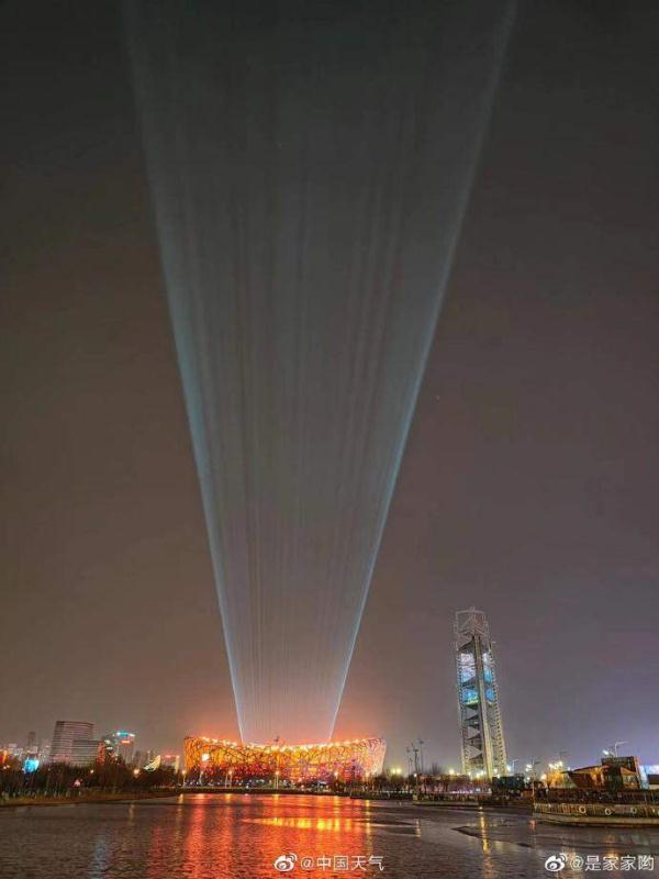 北京天空现不明光环？别猜了，鸟巢灯光打到云上了
