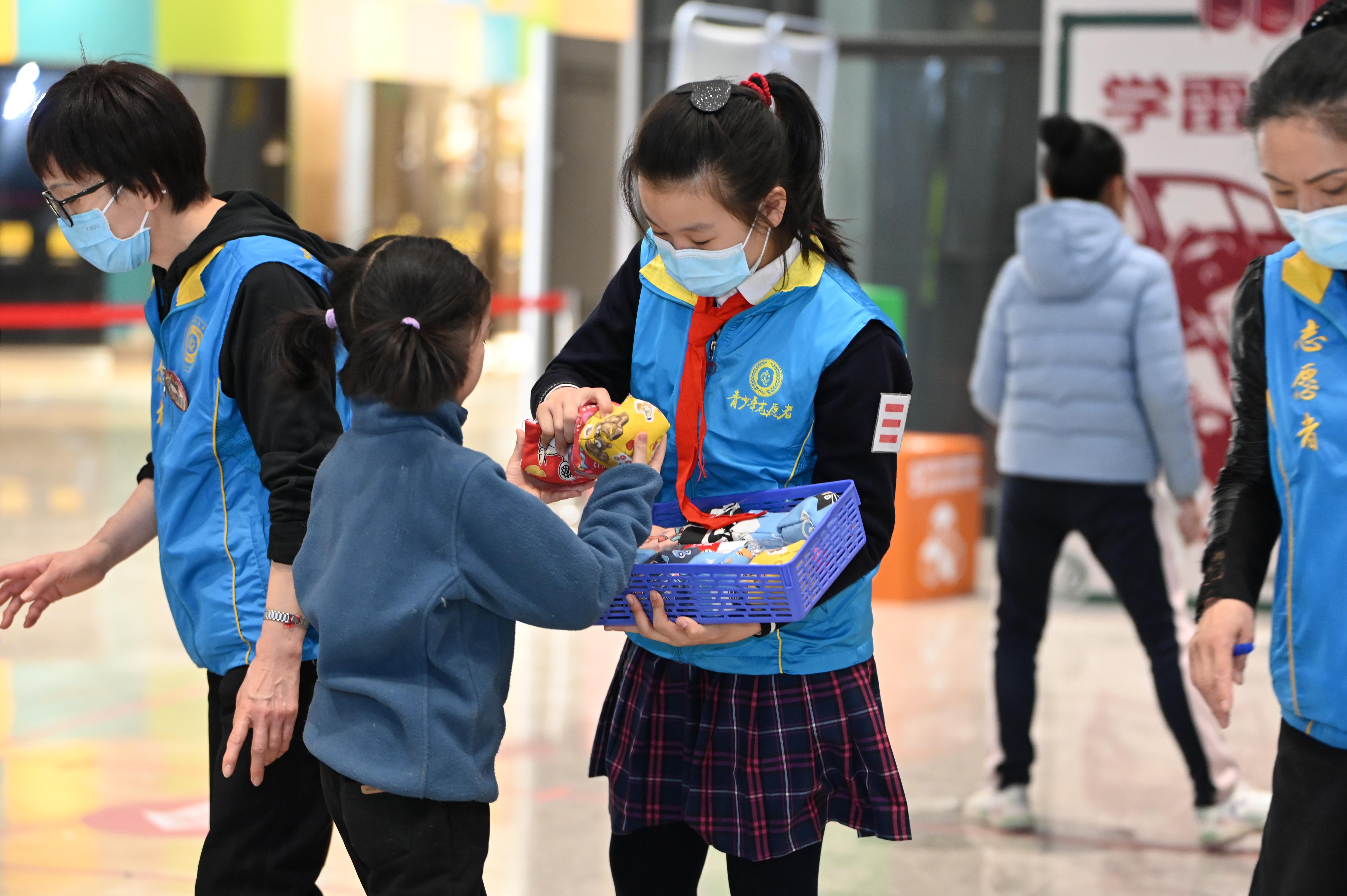 黑芝麻胡同小学学生“争做文明小使者”(图2)