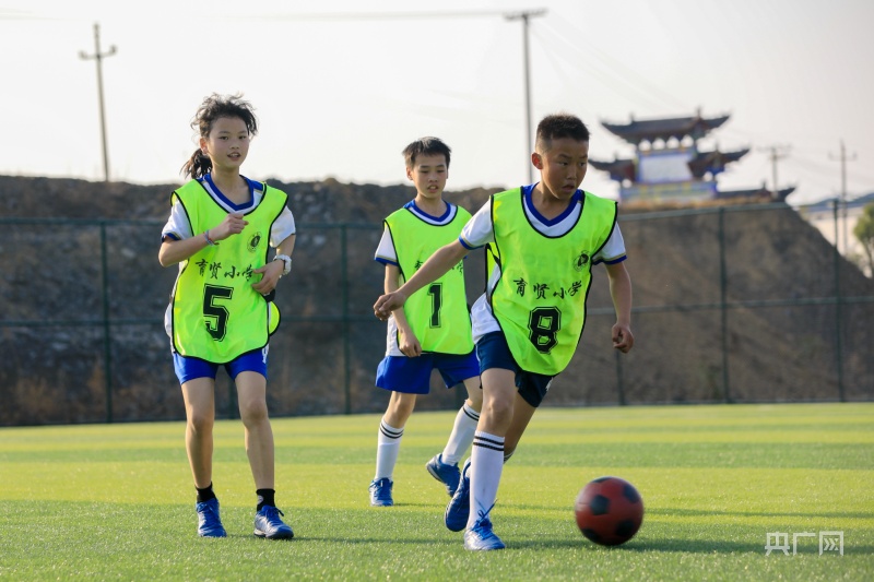 中国足球梦天天(田野间 绿茵场 圆乡村少年足球梦)