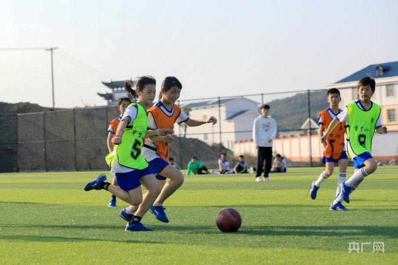 中国足球梦天天(田野间 绿茵场 圆乡村少年足球梦)